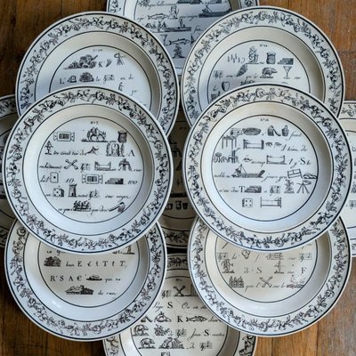 Montereau - Folge von 12 Tellern - Rebus-Dekor circa 1820