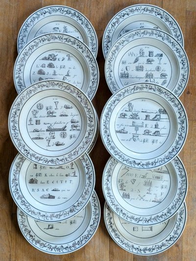 Montereau - Folge von 12 Tellern - Rebus-Dekor circa 1820