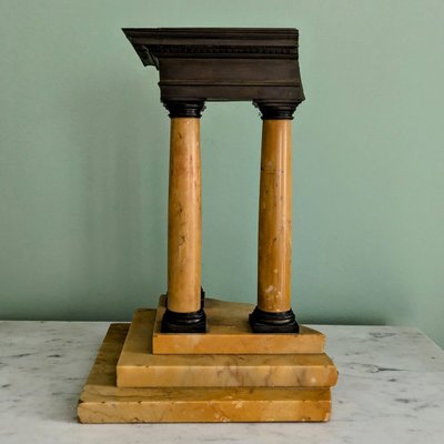Grand Tour, vers 1830 - élément de surtout - fragment de temple dorique - marbre et bronze