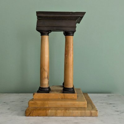 Grand Tour, vers 1830 - élément de surtout - fragment de temple dorique - marbre et bronze