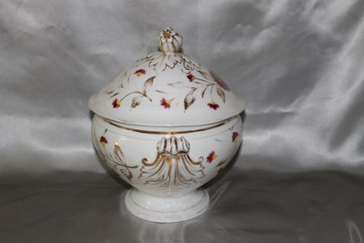 Soup tureen in porcelain of Paris with floral decoration Louis Philippe 19th century