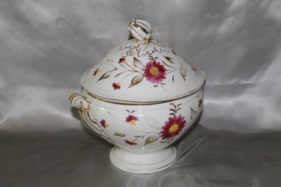 Soup tureen in porcelain of Paris with floral decoration Louis Philippe 19th century