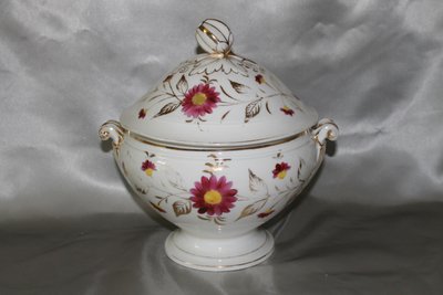 Soup tureen in porcelain of Paris with floral decoration Louis Philippe 19th century