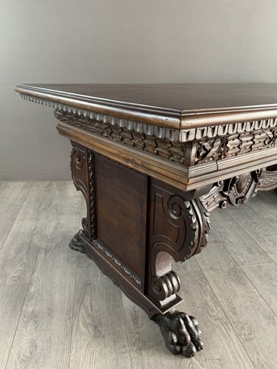 Grande scrivania in stile rinascimentale in legno massiccio, fine XIX/inizio XX secolo