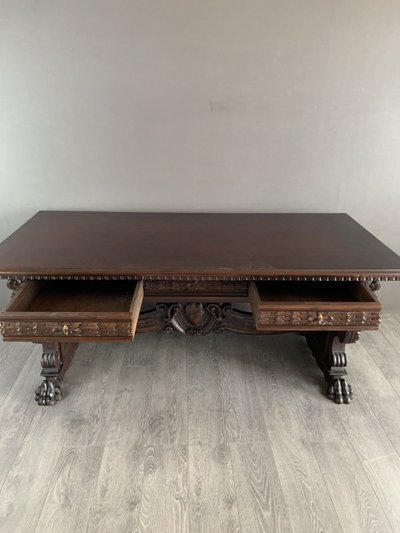 Grande scrivania in stile rinascimentale in legno massiccio, fine XIX/inizio XX secolo