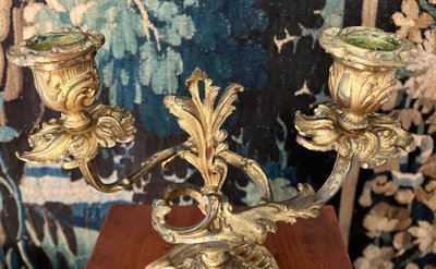 Ein Paar Kerzenleuchter aus vergoldeter Bronze im Stil von Louis XV aus der Zeit von Napoleon III.