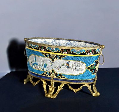 JULES VIEILLARD A BORDEAUX / JARDINNIERE EN FAIENCE FINE ORNÉE DE BRONZE DORÉ