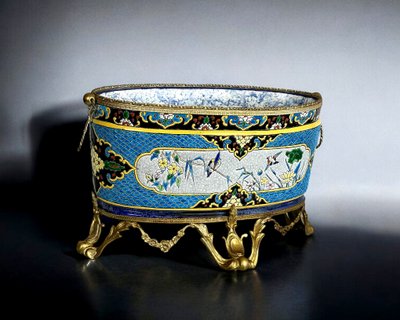 JULES VIEILLARD A BORDEAUX / JARDINNIERE EN FAIENCE FINE ORNÉE DE BRONZE DORÉ