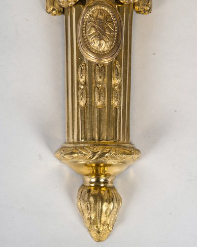 Paire d’Appliques en Bronze Ciselé et Doré à Deux Bras de Lumières d’Époque Louis XVI vers 1780