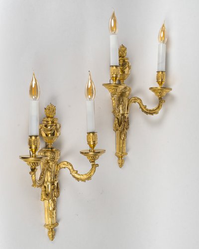 Paire d’Appliques en Bronze Ciselé et Doré à Deux Bras de Lumières d’Époque Louis XVI vers 1780