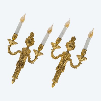 Paire d’Appliques en Bronze Ciselé et Doré à Deux Bras de Lumières d’Époque Louis XVI vers 1780