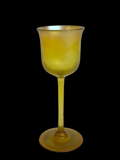 Louis Comfort Tiffany - Glas mit Fuß, signiert LTC Favrile