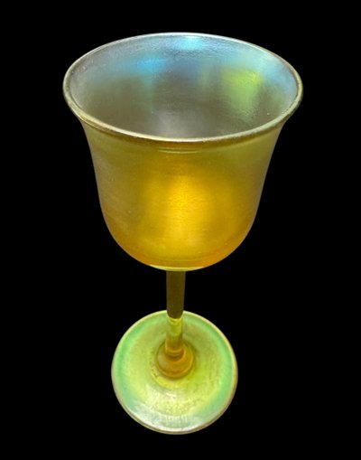 Louis Comfort Tiffany - Glas mit Fuß, signiert LTC Favrile