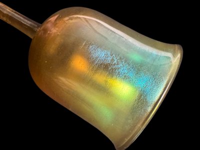 Louis Comfort Tiffany - Glas mit Fuß, signiert LTC Favrile