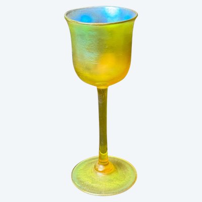 Louis Comfort Tiffany - Glas mit Fuß, signiert LTC Favrile
