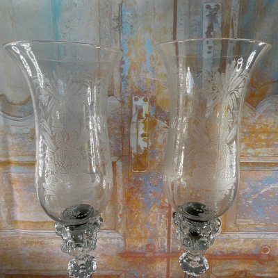 Ein außergewöhnliches Paar Kerzenhalter aus graviertem Kristall - Cristallerie de Saint Louis - Dauphin-Dekor