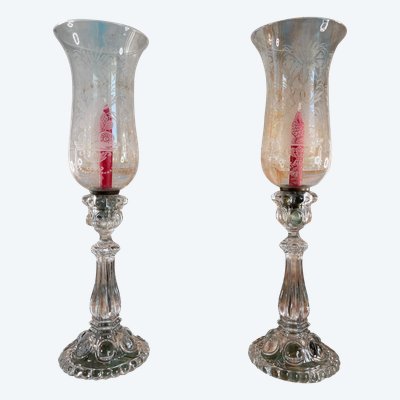 Ein außergewöhnliches Paar Kerzenhalter aus graviertem Kristall - Cristallerie de Saint Louis - Dauphin-Dekor