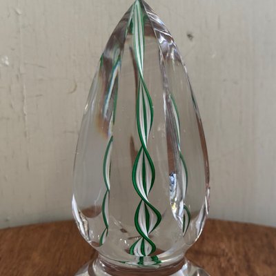 Briefbeschwerer aus Sulfidkristall in Form einer Ogive auf einem Duschständer, 20. Jahrhundert