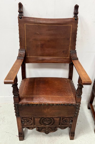 Paire de fauteuils de style Renaissance en noyer XX siècle