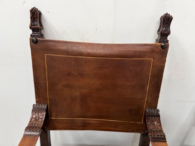 Paire de fauteuils de style Renaissance en noyer XX siècle