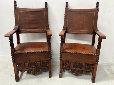 Paire de fauteuils de style Renaissance en noyer XX siècle