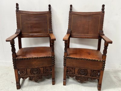 Paire de fauteuils de style Renaissance en noyer XX siècle