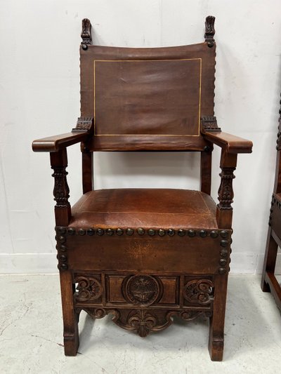 Paire de fauteuils de style Renaissance en noyer XX siècle