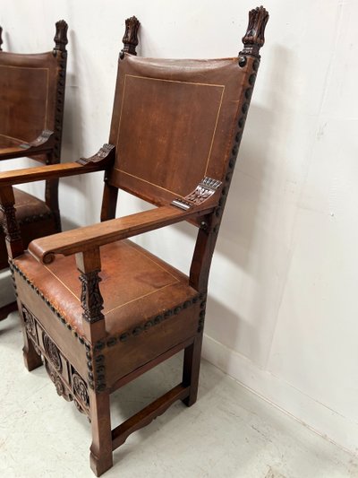 Paire de fauteuils de style Renaissance en noyer XX siècle