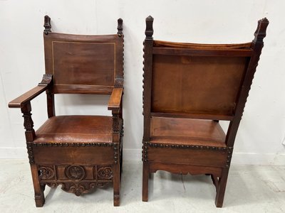 Paire de fauteuils de style Renaissance en noyer XX siècle
