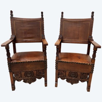 Paire de fauteuils de style Renaissance en noyer XX siècle