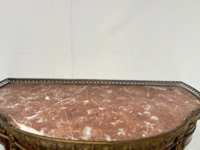 Napoleon III-style display cabinet in mahogany and veneer It opens with a curved glass door on the front.