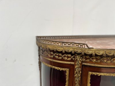 Napoleon III-style display cabinet in mahogany and veneer It opens with a curved glass door on the front.