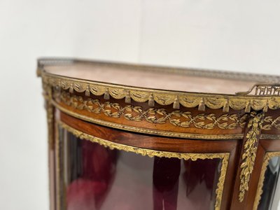 Napoleon III-style display cabinet in mahogany and veneer It opens with a curved glass door on the front.