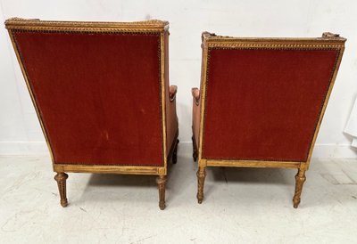 Deux bergères a oreilles de style Louis XVI en bois doré XX siècle