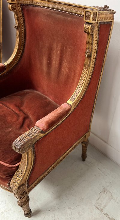 Deux bergères a oreilles de style Louis XVI en bois doré XX siècle