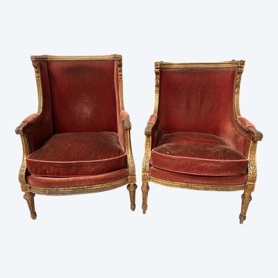 Deux bergères a oreilles de style Louis XVI en bois doré XX siècle
