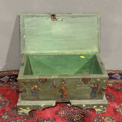 Coffre ancien peint du XIXe siècle