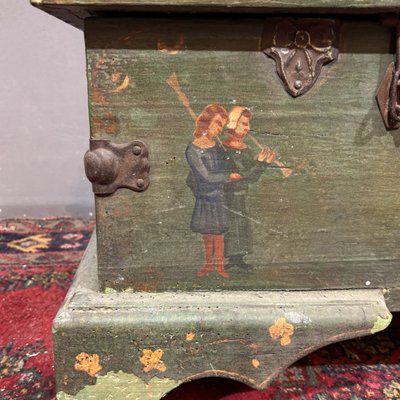 Coffre ancien peint du XIXe siècle