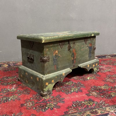 Coffre ancien peint du XIXe siècle