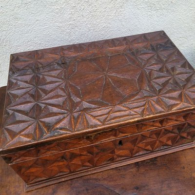 Cassapanca in legno intagliato, opera italiana o coloniale, XIX secolo