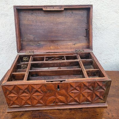 Cassapanca in legno intagliato, opera italiana o coloniale, XIX secolo