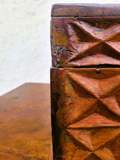 Cassapanca in legno intagliato, opera italiana o coloniale, XIX secolo