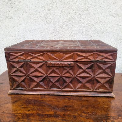 Cassapanca in legno intagliato, opera italiana o coloniale, XIX secolo