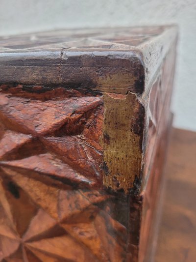 Cassapanca in legno intagliato, opera italiana o coloniale, XIX secolo