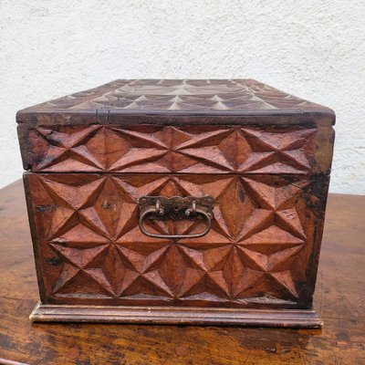 Cassapanca in legno intagliato, opera italiana o coloniale, XIX secolo