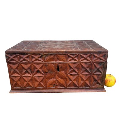 Cassapanca in legno intagliato, opera italiana o coloniale, XIX secolo