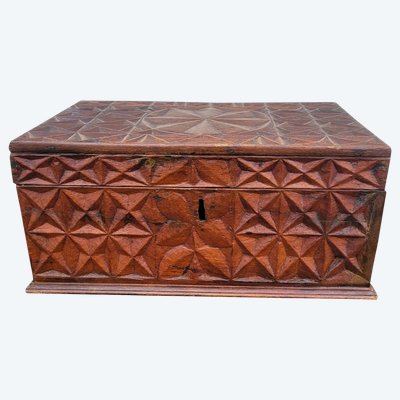 Cassapanca in legno intagliato, opera italiana o coloniale, XIX secolo