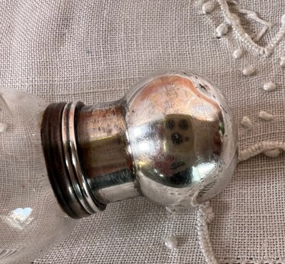 Flacon à liqueur Art Nouveau en cristal gravé et argent massif – Poinçon Minerve – France, XIXe