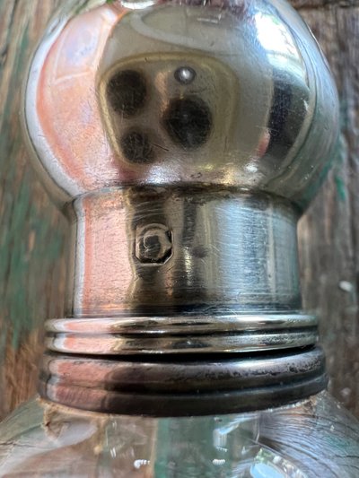 Flacon à liqueur Art Nouveau en cristal gravé et argent massif – Poinçon Minerve – France, XIXe
