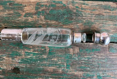 Flacon à liqueur Art Nouveau en cristal gravé et argent massif – Poinçon Minerve – France, XIXe